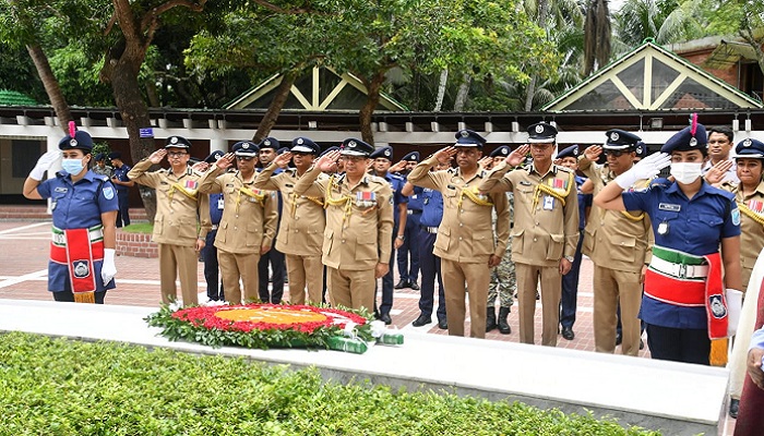 বঙ্গবন্ধুর সমাধিতে আইজিপির শ্রদ্ধা
