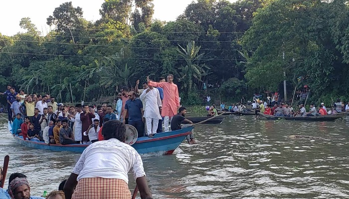 বোয়ালমারীতে ঐতিহ্যবাহী নৌকা বাইচ ও গ্রামীণ মেলায় ভিড়