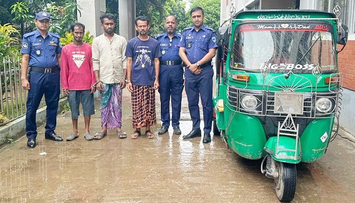 আইসক্রিমে নেশাদ্রব্য মিশিয়ে অটোরিকশা ছিনতাই, গ্রেপ্তার ৩