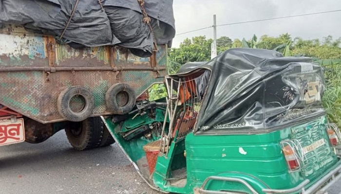 বসিলায় ডাম্প ট্রাকচাপায় সিএনজির যাত্রী নিহত