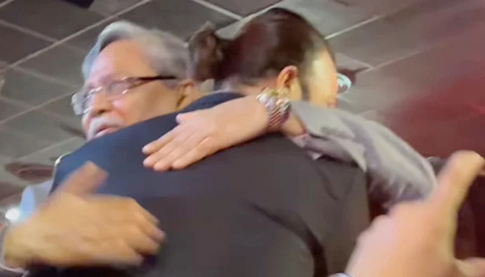 ‘প্রিয়তমা’ দেখে শাকিবকে জড়িয়ে ধরলেন রাষ্ট্রপতি