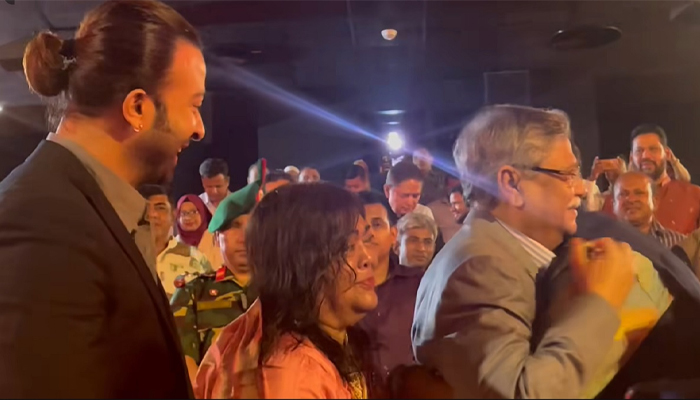 ‘প্রিয়তমা’ দেখে শাকিবকে জড়িয়ে ধরলেন রাষ্ট্রপতি