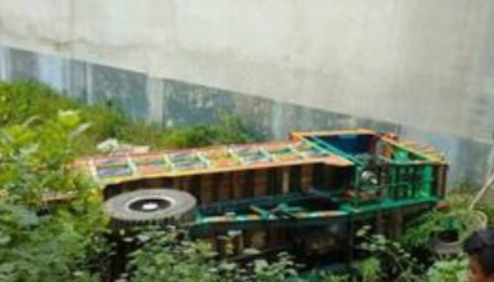 তাড়াশে নছিমন উল্টে হেলপার নিহত