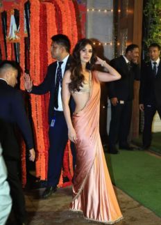 খোলামেলা পোশাকে দিশা, গনেশ দেখতে এসে পড়লেন বিপাকে