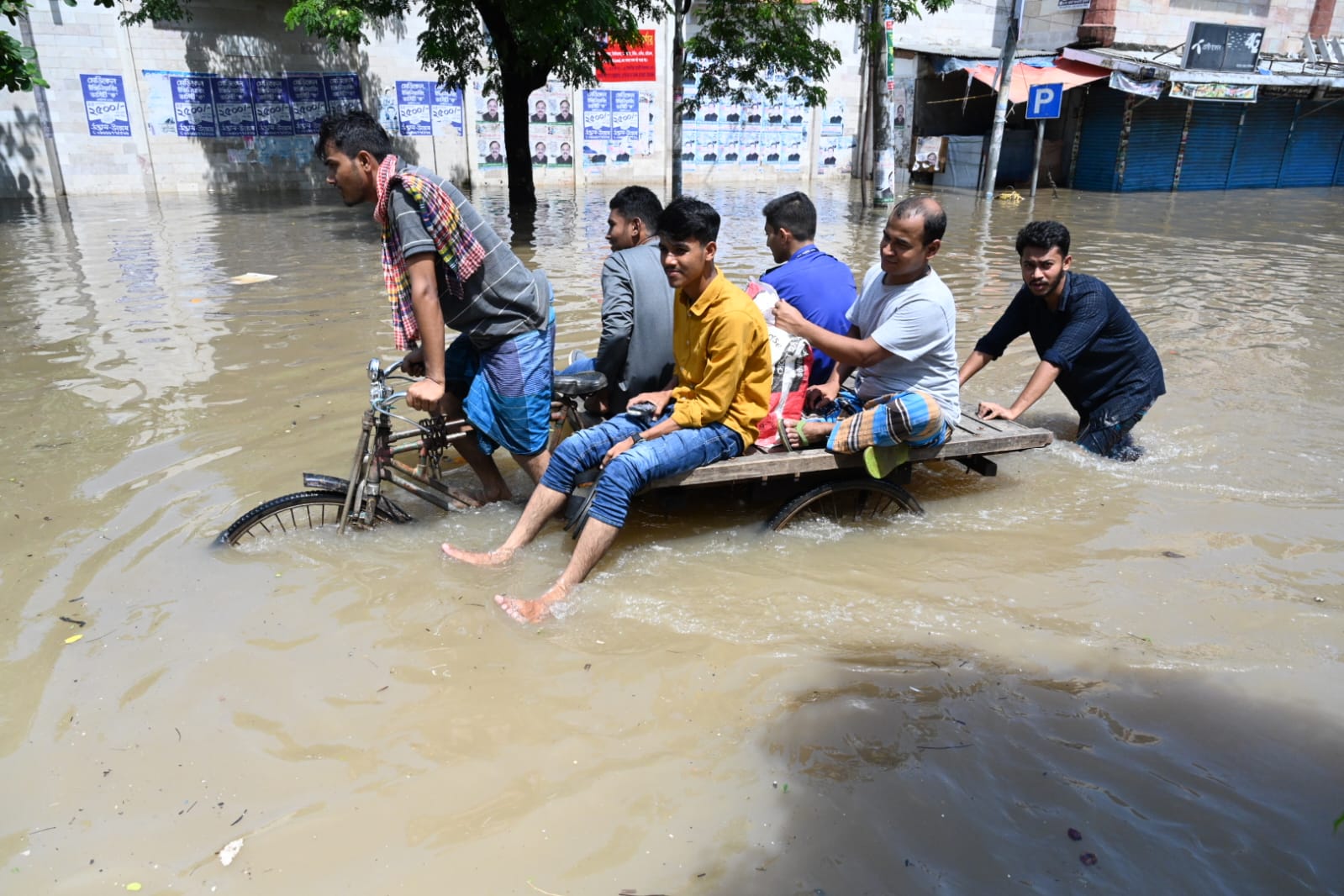 এখনও পানির নিচে ঢাকার অনেক এলাকা