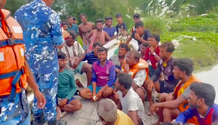 ৯৯৯-এ কল দিয়ে প্রাণে বাঁচলো ভাসমান ২৯ জেলে