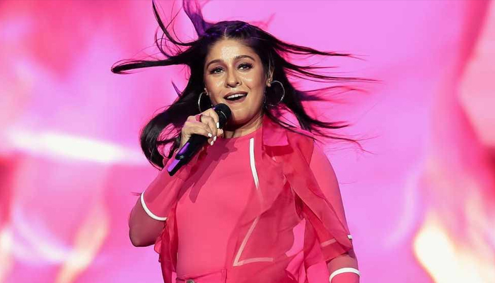 পোশাক নিয়ে বিতর্কে সুনিধি, ভিডিও ভাইরাল