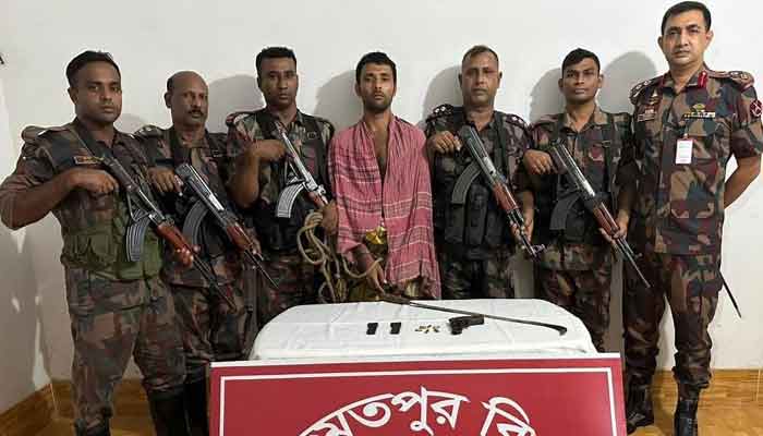 চাঁপাইনবাবগঞ্জে আগ্নেয়াস্ত্র ও দর্শনায় স্বর্ণসহ আটক ২