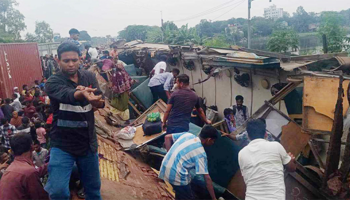 ভৈরবে যাত্রীবাহী-মালবাহী ট্রেন সংঘর্ষ, নিহত ২৩