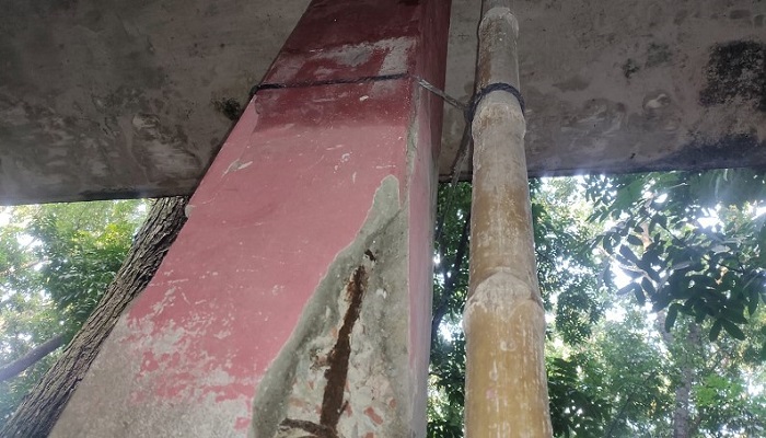 বাঁশ-দড়িতে টিকে আছে ছাদ, তৎপরতা নেই প্রশাসনের