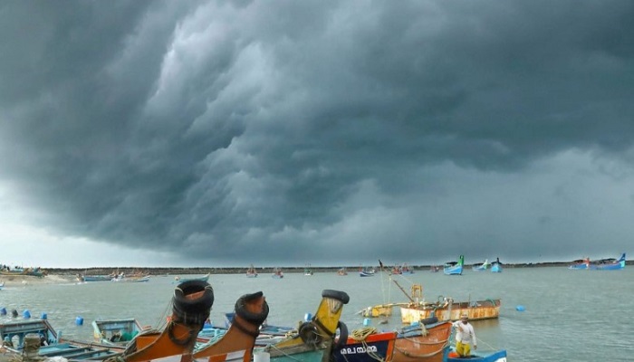 ধেয়ে আসছে ঘূর্ণিঝড় ‘তেজ’