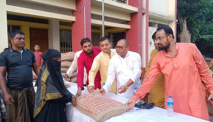 আলফাডাঙ্গায় তরুণ শিল্পপতির নিজস্ব অর্থায়নে অসহায় পরিবারের মাঝে চাউল বিতরণ