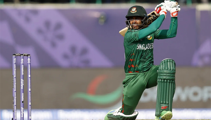 ব্যাটে-বলে দুর্দান্ত পারফর্ম করে ম্যাচসেরা মিরাজ