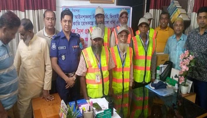 আলফাডাঙ্গায় নৈশ প্রহরীর মাঝে পোশাক ও সরঞ্জামাদি বিতরণ