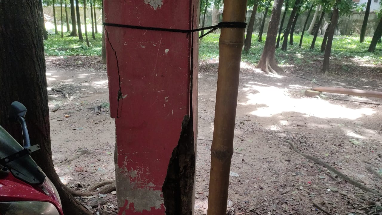 বাঁশ-দড়িতে টিকে আছে ছাদ, তৎপরতা নেই প্রশাসনের