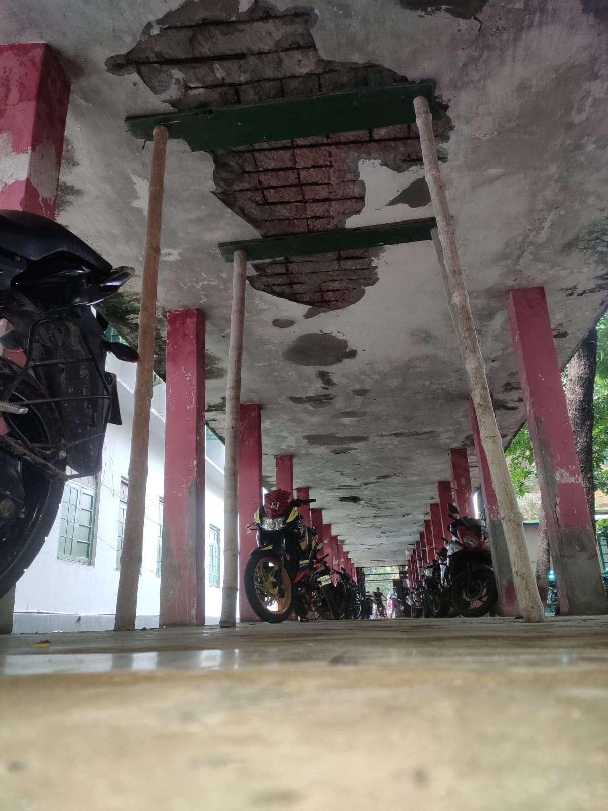 বাঁশ-দড়িতে টিকে আছে ছাদ, তৎপরতা নেই প্রশাসনের