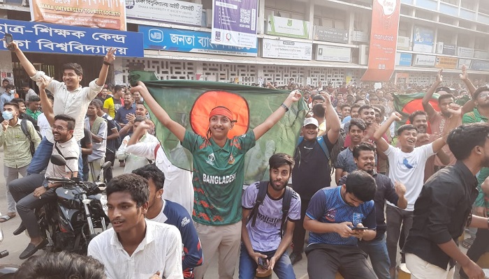 টিএসসিতে ক্রিকেটপ্রেমীদের উল্লাস