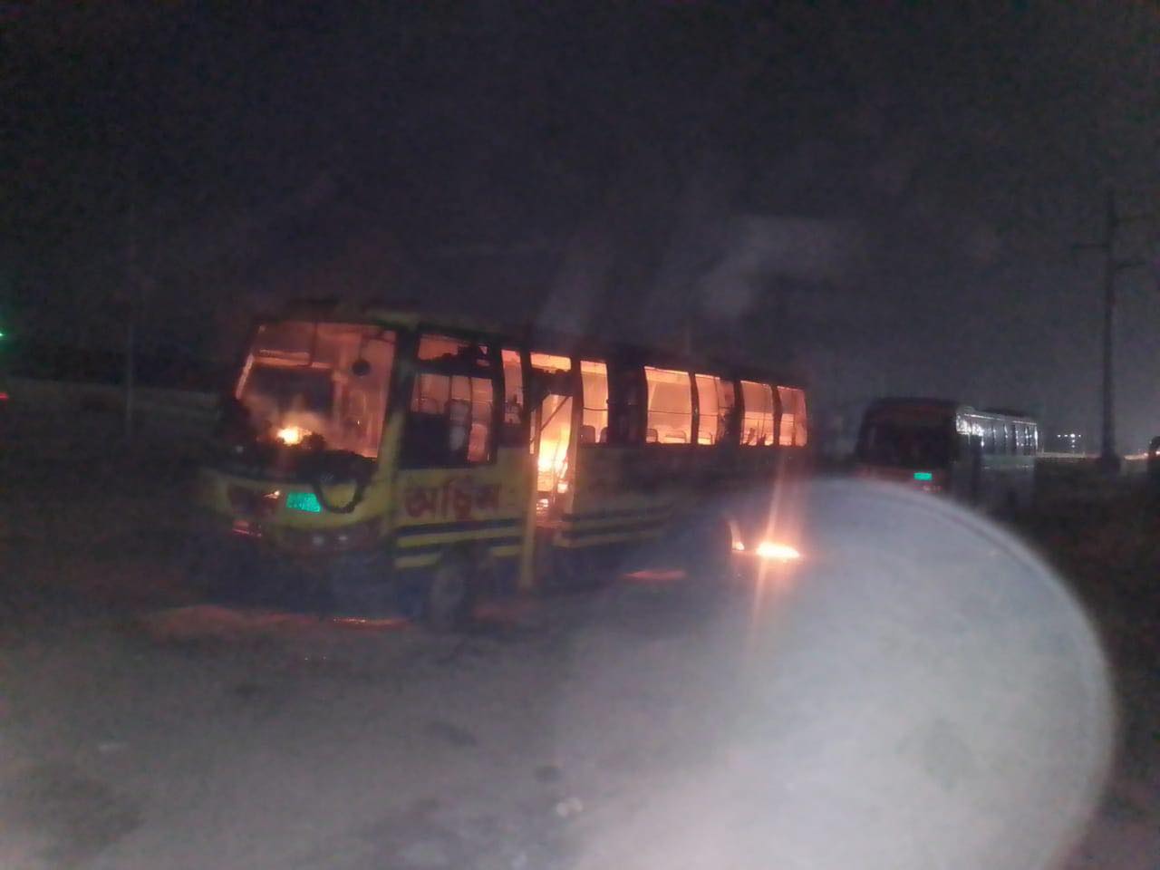 রাজধানীর ডেমরায় বাসে আগুন, যুবক নিহত