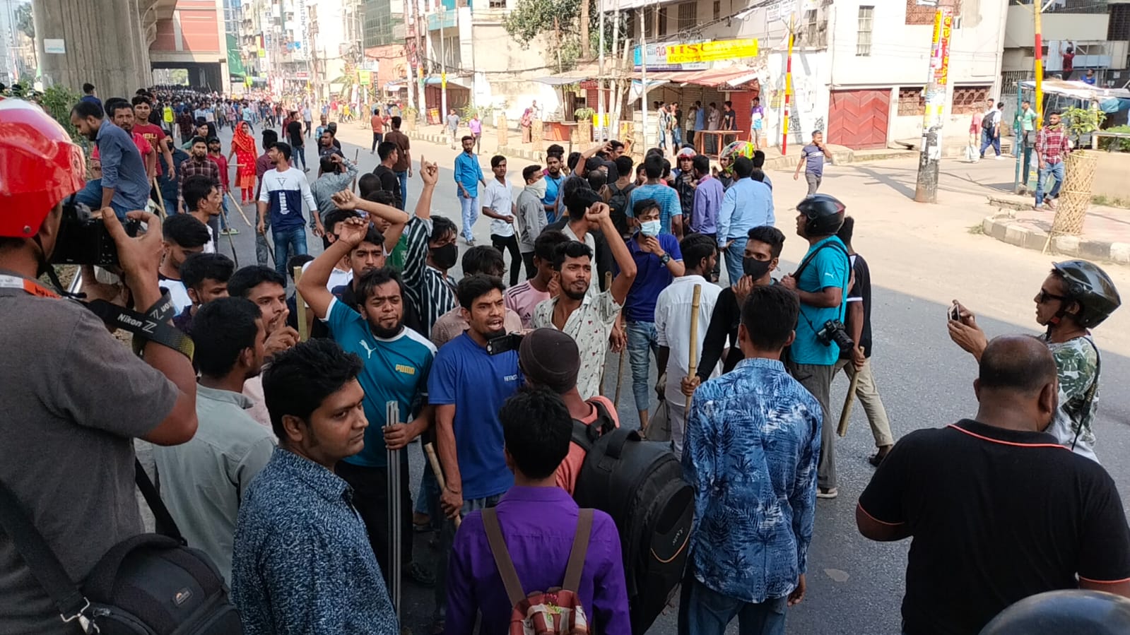 মিরপুরে পোশাককর্মীদের সড়ক অবরোধ, হামলা-ভাঙচুর