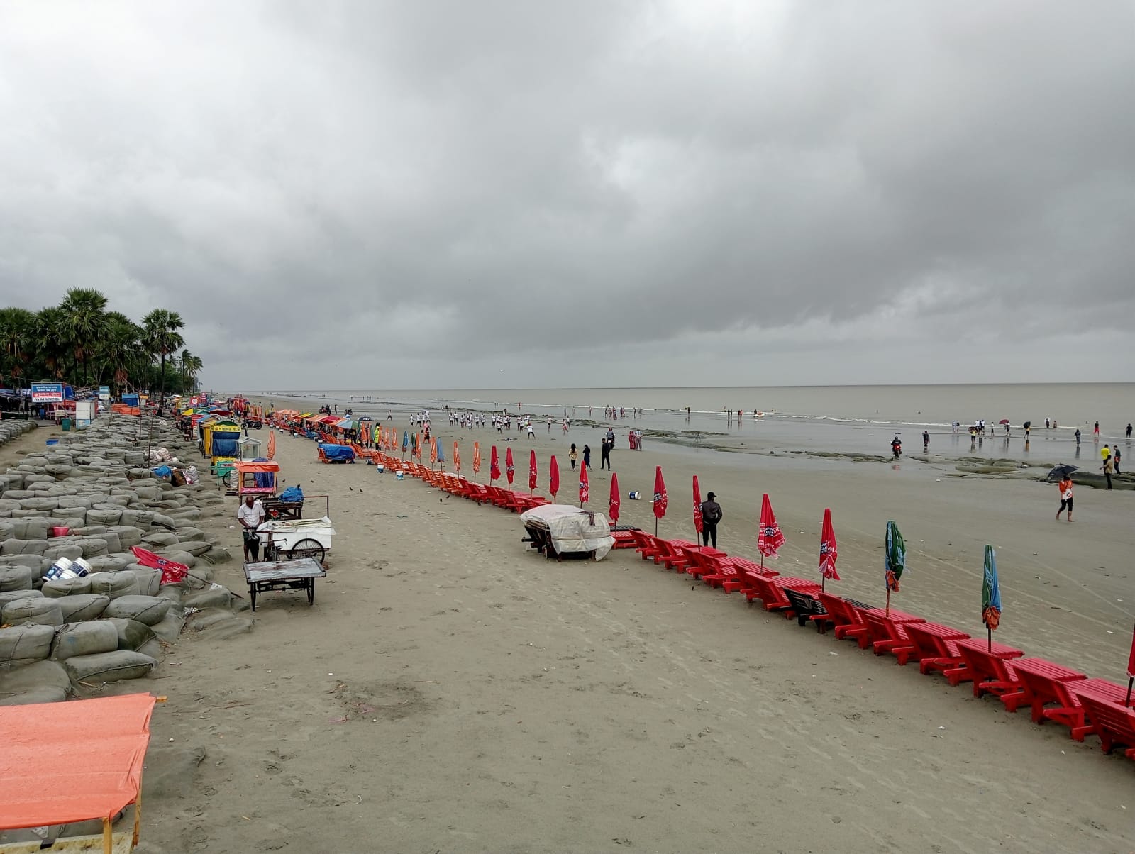 ঘূর্ণিঝড় হামুনের প্রভাব উপেক্ষা করে কুয়াকাটায় পর্যটকদের উন্মাদনা