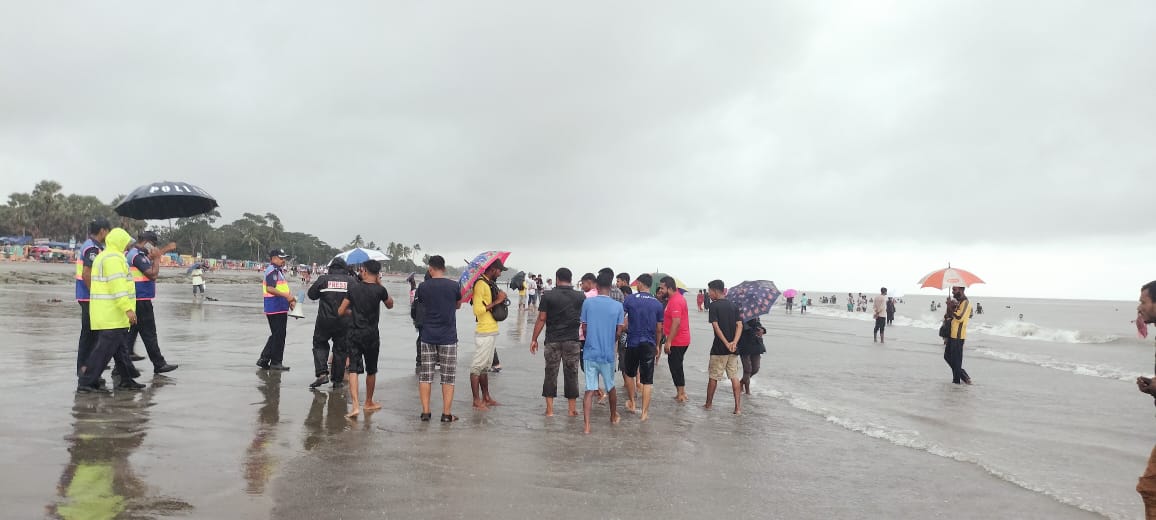 ঘূর্ণিঝড় হামুনের প্রভাব উপেক্ষা করে কুয়াকাটায় পর্যটকদের উন্মাদনা