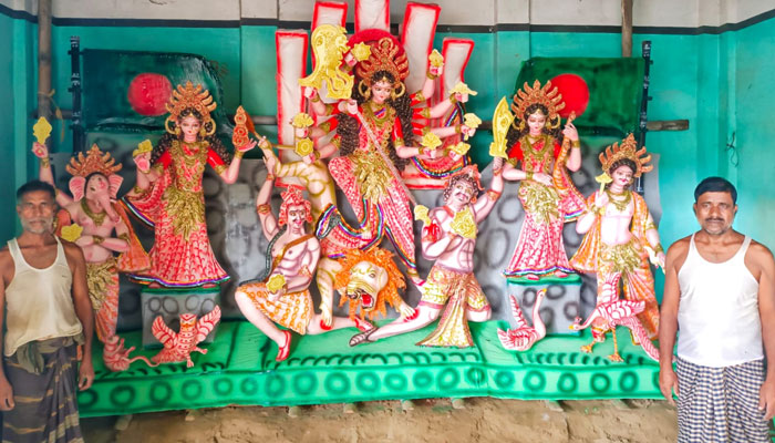 মান্দায় মন্ডপে মন্ডপে চলছে শেষ মুহূর্তের প্রস্তুতি
