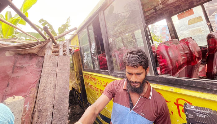 মেরাদিয়ায় বাসে আগুন, পরিবহন শ্রমিক দগ্ধ