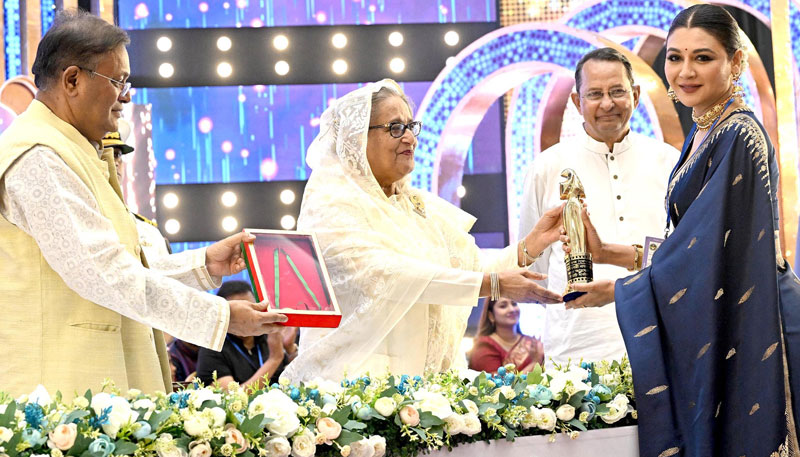 জাতীয় চলচ্চিত্র পুরস্কার প্রদান করলেন প্রধানমন্ত্রী