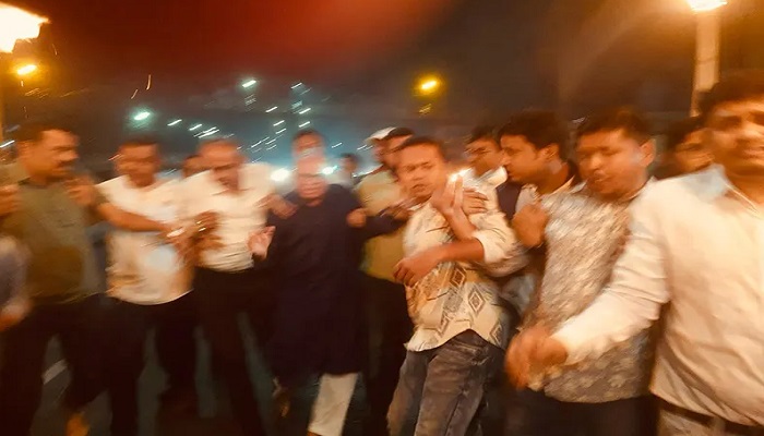 রাজধানীতে অবরোধের সমর্থনে রিজভীর নেতৃত্বে মশাল মিছিল