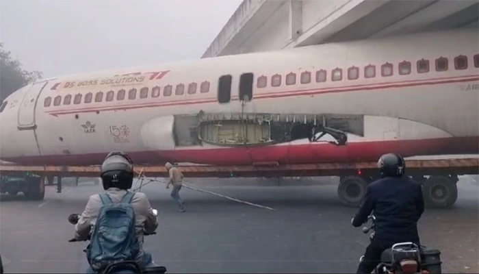 ফ্লাইওভারের নিচে বিমান আটকে ট্র্যাফিক জ্যাম