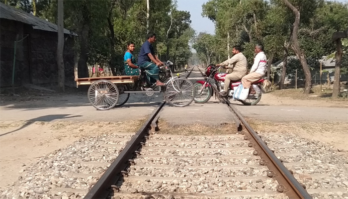 নীলফামারীর অরক্ষিত লেভেল ক্রসিংগুলো যেন মরণ ফাঁদ