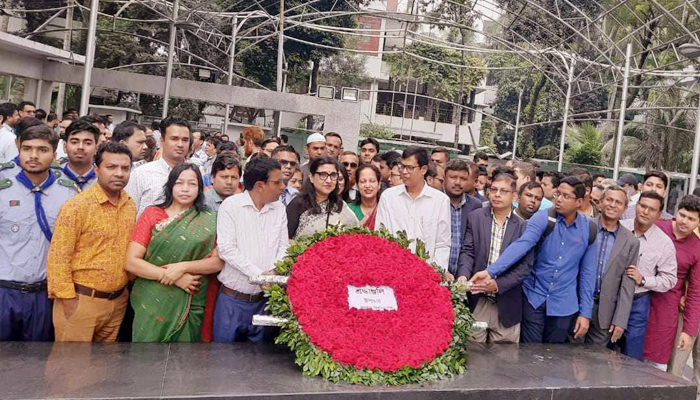 বঙ্গবন্ধুর প্রতিকৃতিতে জবির নতুন উপাচার্যের শ্রদ্ধা