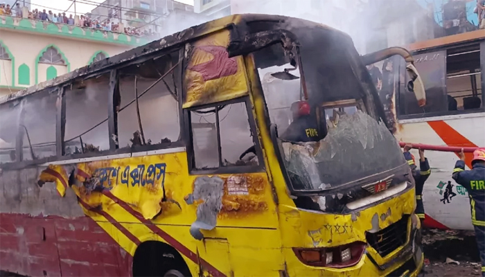 রাজধানীর খিলগাঁওয়ে একই পরিবহনের ৩ বাসে আগুন