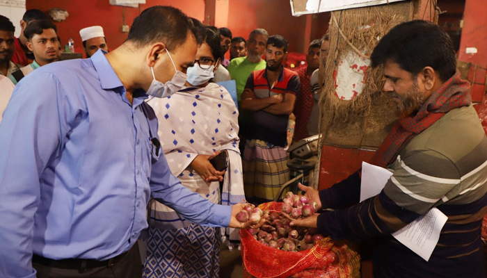 সারাদেশে পেঁয়াজের বাজারে অভিযান, ৮০ প্রতিষ্ঠানকে জরিমানা