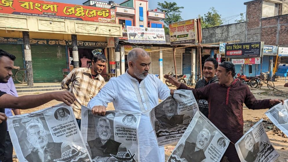 পোস্টার অপসারণে নামলেন নবনির্বাচিত সংসদ সদস্য নাদেল 