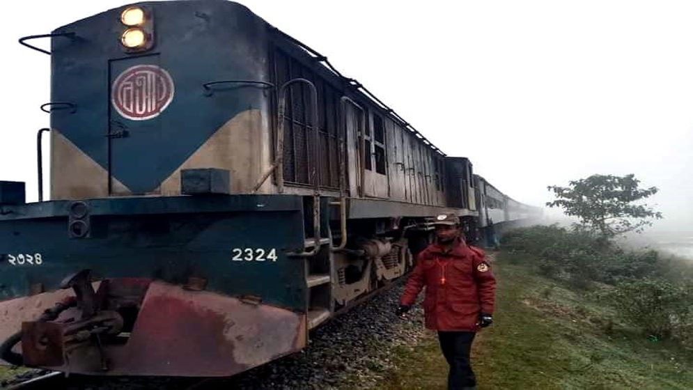 নেত্রকোণায় অল্পের জন্য রক্ষা পেল ট্রেন যাত্রীরা