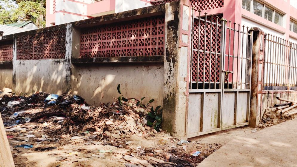 পরিত্যাক্ত অবস্থায় ফুলগাজী মুক্তিযোদ্ধা কমপ্লেক্স 