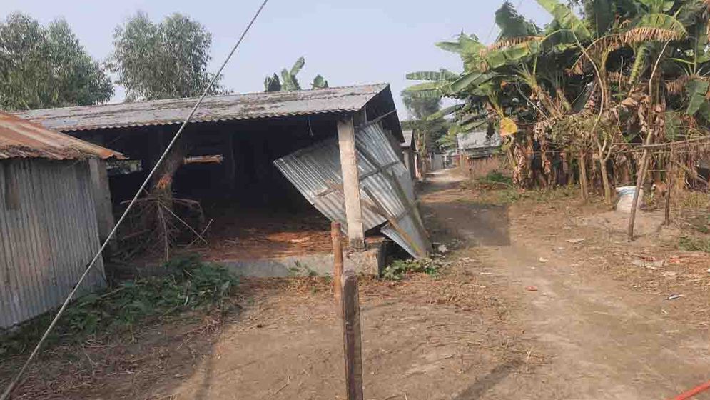 শীত-বৃষ্টিতে চরম ভোগান্তিতে ব্যারাকের হতদরিদ্র মানুষ