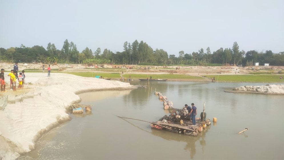 ভোরের কাগজে বালু উত্তোলনের সংবাদ প্রকাশের পর শিবালয়ে ভ্রাম্যমাণ আদালত
