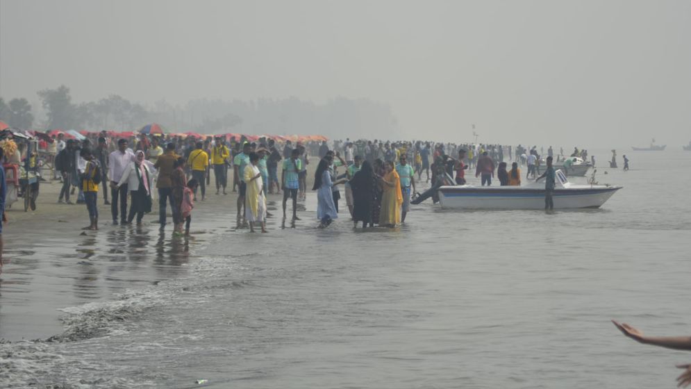 শীত উপেক্ষা করে হাজারো পর্যটকে মুখর কুয়াকাটা সৈকত