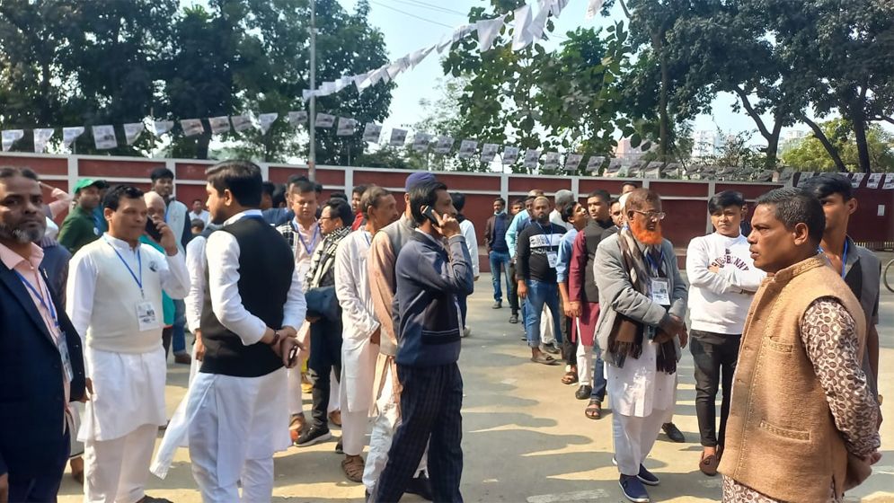 সময় গড়ানোর সঙ্গে ঢাকা-৫ আসনে বাড়ছে ভোটার উপস্থিতি