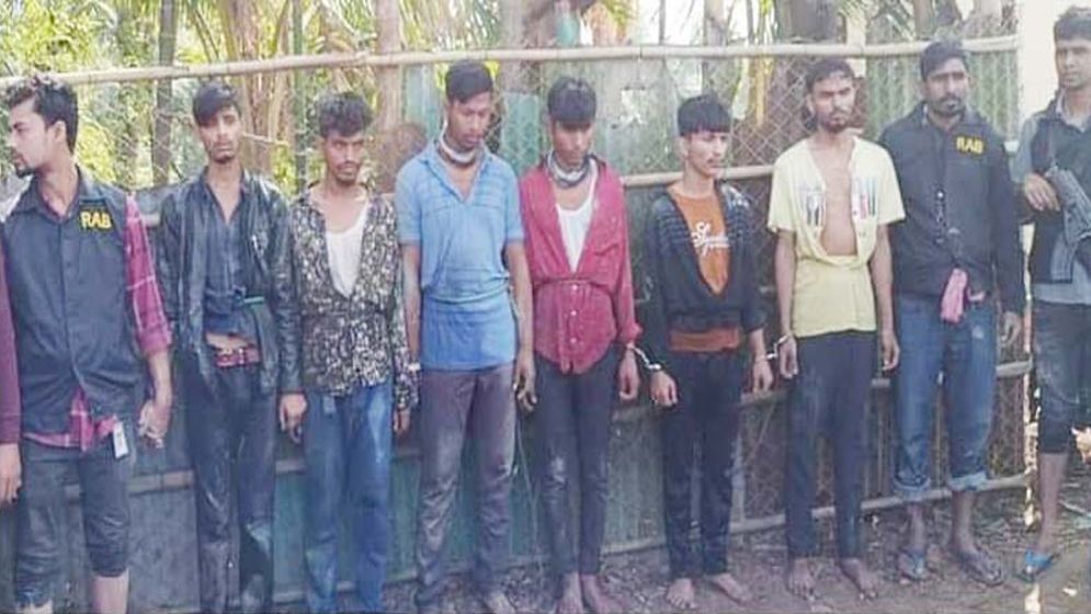 কুতুব‌দিয়ায় ৫ ডাকাত আটক