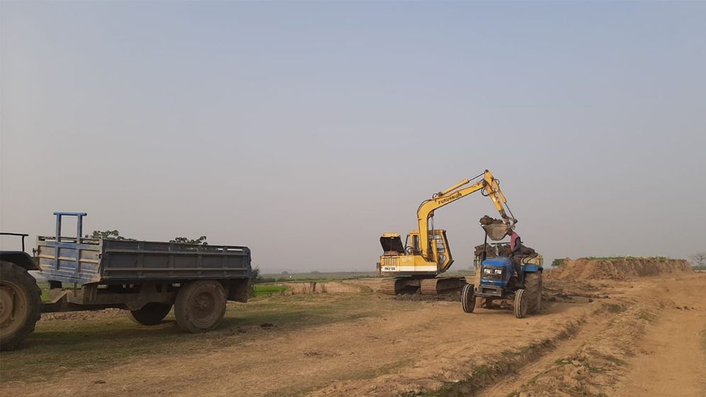 লাখ লাখ টাকার মাটি বিক্রি করছে প্রভাবশালী মহল, রাজস্ব হারাচ্ছে সরকার