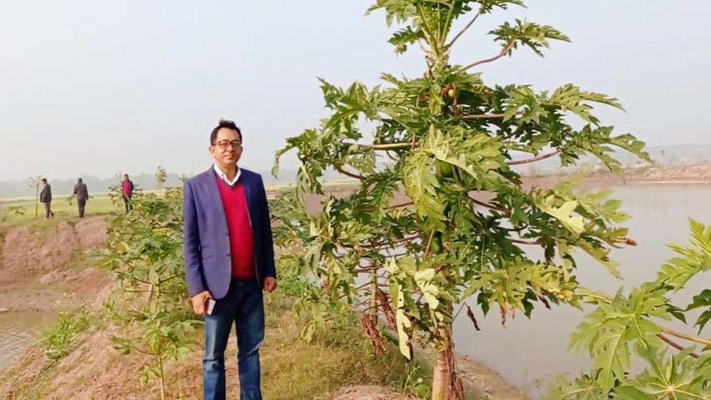 সৌখিন মৎসচাষী তুহিন এখন এলাকাবাসীর দৃষ্টান্ত