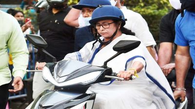 স্কুটারে চেপে মমতা চাদর চড়াবেন মসজিদে