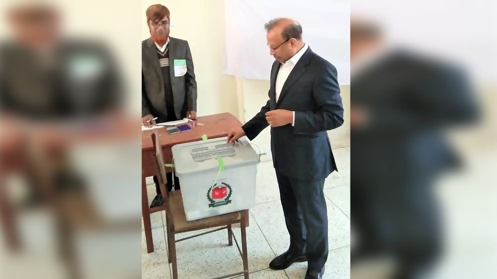 নিজের কেন্দ্রে ভোট দিলেন স্থানীয় সরকার মন্ত্রী তাজুল ইসলাম 