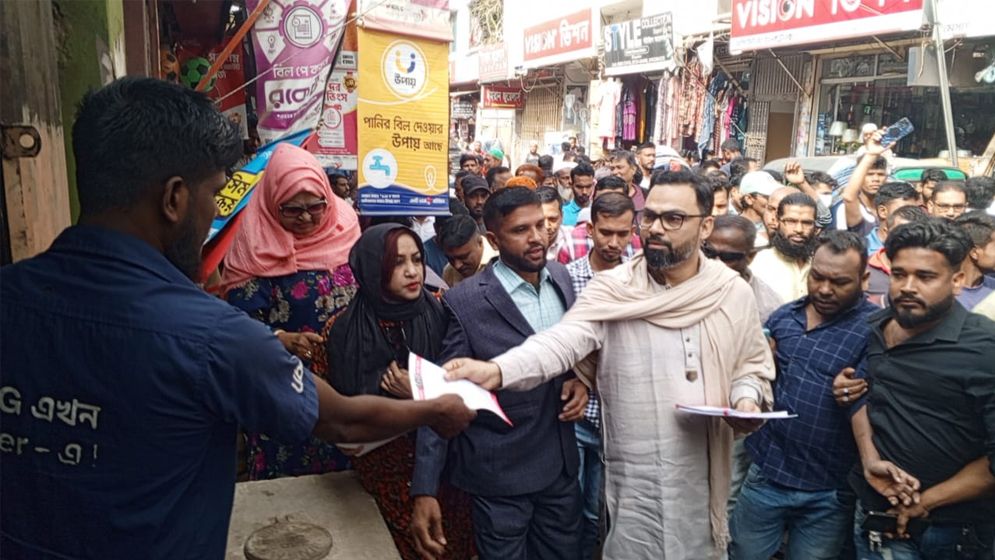 পল্লবীতে বিএনপি নেতা আমিনুলের নেতৃত্বে লিফলেট বিতরণ