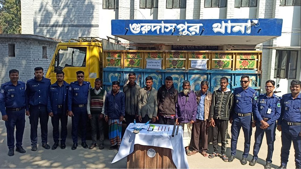 গুরুদাসপুরে ডাকাতির প্রস্তুতিকালে অস্ত্রসহ আটক ৮