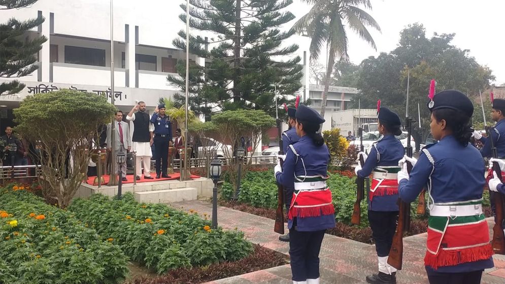 হুইপ হিসেবে নড়াইলে গার্ড অব অনার গ্রহণ করলেন মাশরাফি
