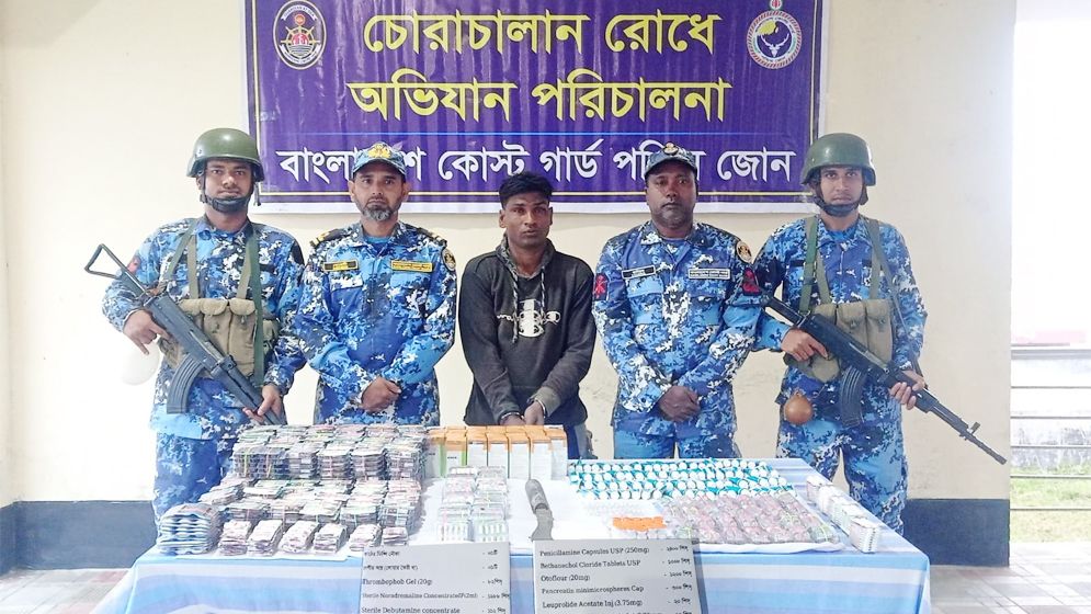 সাতক্ষীরায় বিপুল পরিমাণ ওষুধসহ চোরাকারবারি আটক